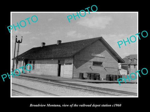 OLD LARGE HISTORIC PHOTO OF BROADVIEW MONTANA, RAILROAD DEPOT STATION c1960