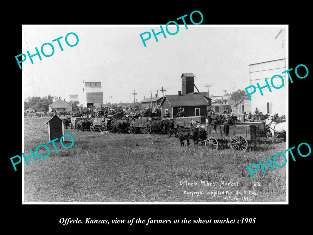 OLD LARGE HISTORIC PHOTO OF OFFERLE KANSAS, FARMERS AT THE WHEAT MARKET c1915